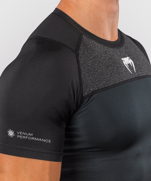 Rashguard Venum G-Fit Scale – Mâneci Scurte – Negru
