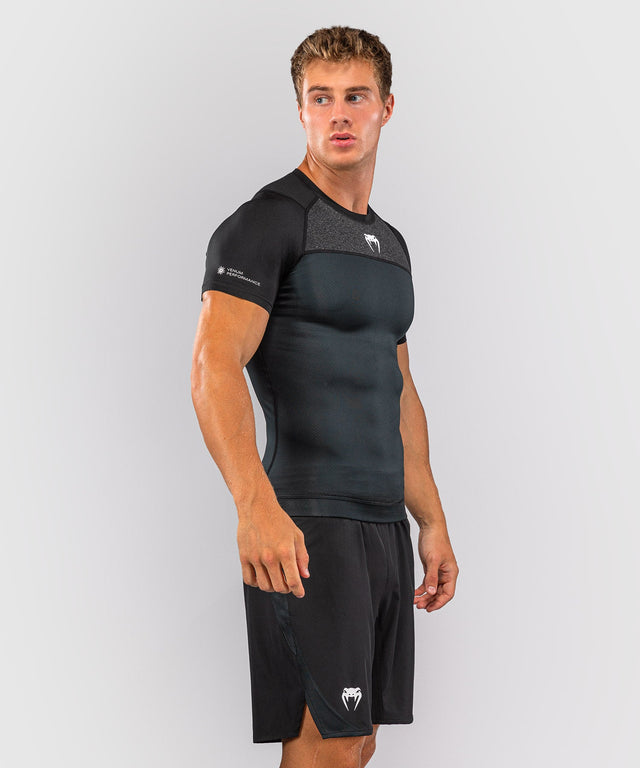 Rashguard Venum G-Fit Scale – Mâneci Scurte – Negru