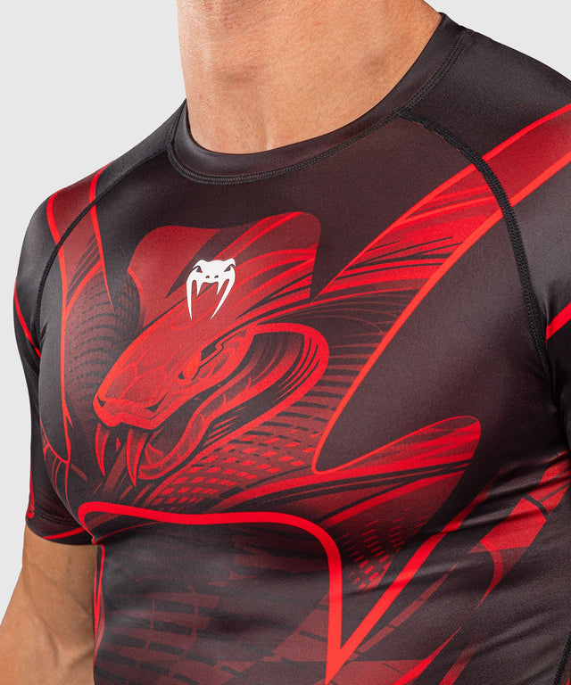 Rashguard Venum Crimson Viper 2.0 Mangas Curtas – Preto/Vermelho