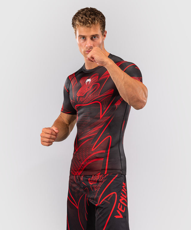 Rashguard Venum Crimson Viper 2.0 Mangas Curtas – Preto/Vermelho