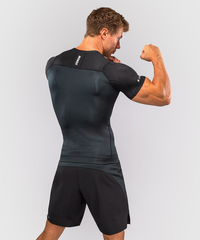 Rashguard Venum G-Fit Scale – Mâneci Scurte – Negru