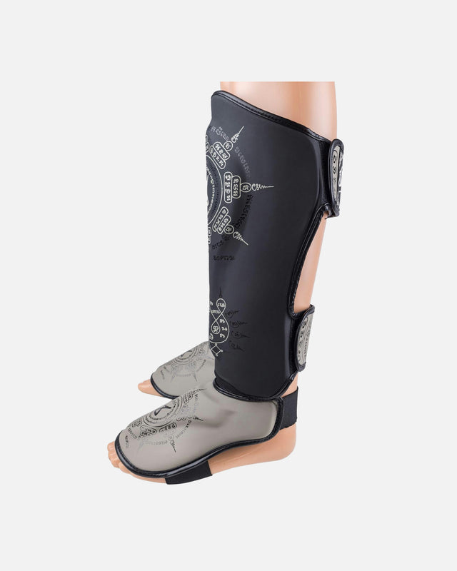 8 WEAPONS Shin guards 8 Ways Yant – Black/Sand