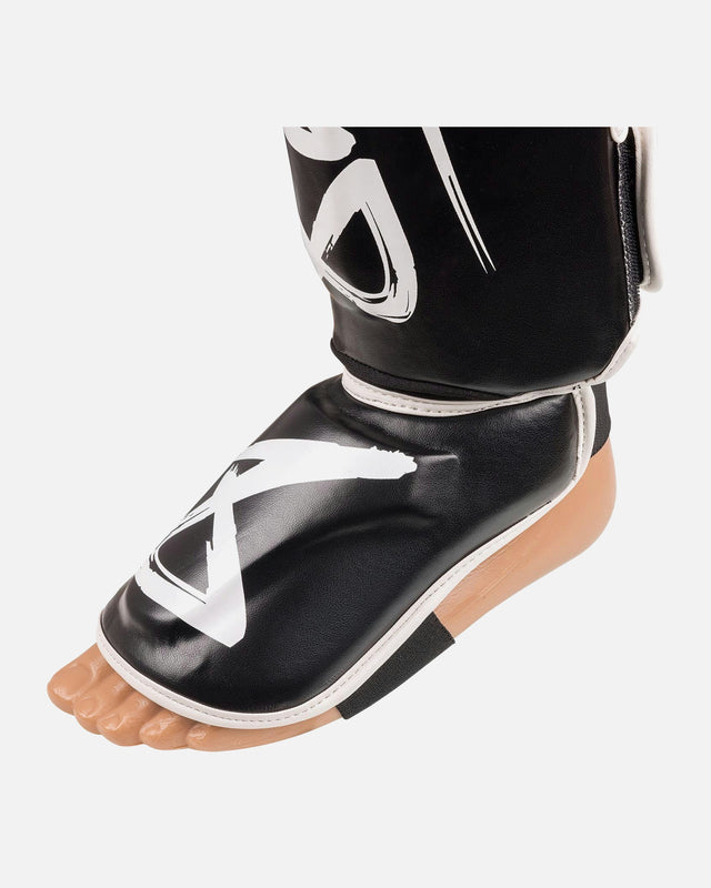 8 WEAPONS Shin guards Unlimited 2.0 – Black/White