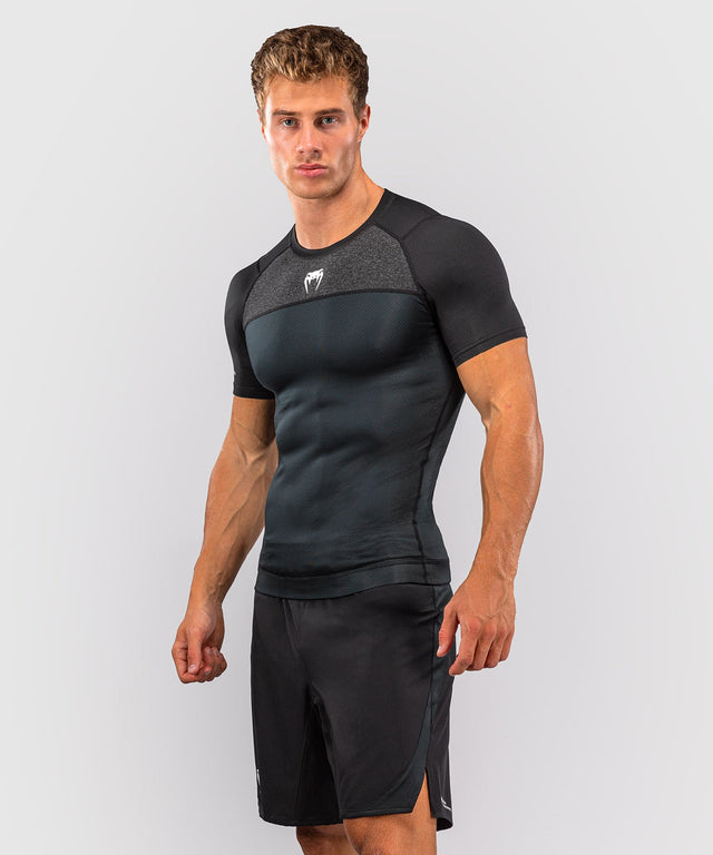 Rashguard Venum G-Fit Scale – Mâneci Scurte – Negru