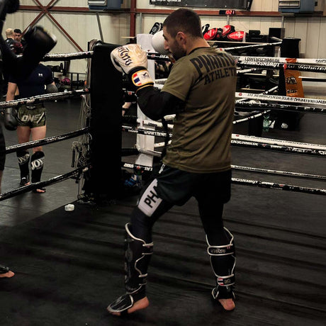 Ochraniacze na piszczele Phantom Athletics Muay Thai – Czarny/Srebrny