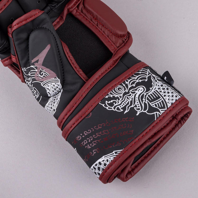 Rękawice MMA 8 WEAPONS Sak Yant Naga – Czarny/Bordo