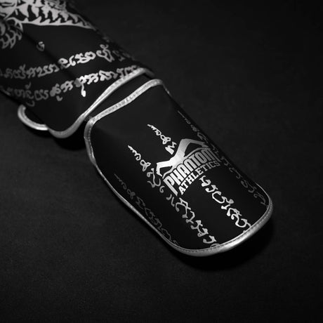 Ochraniacze na piszczele Phantom Athletics Muay Thai – Czarny/Srebrny