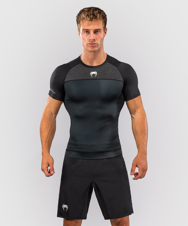 Rashguard Venum G-Fit Scale – Mâneci Scurte – Negru