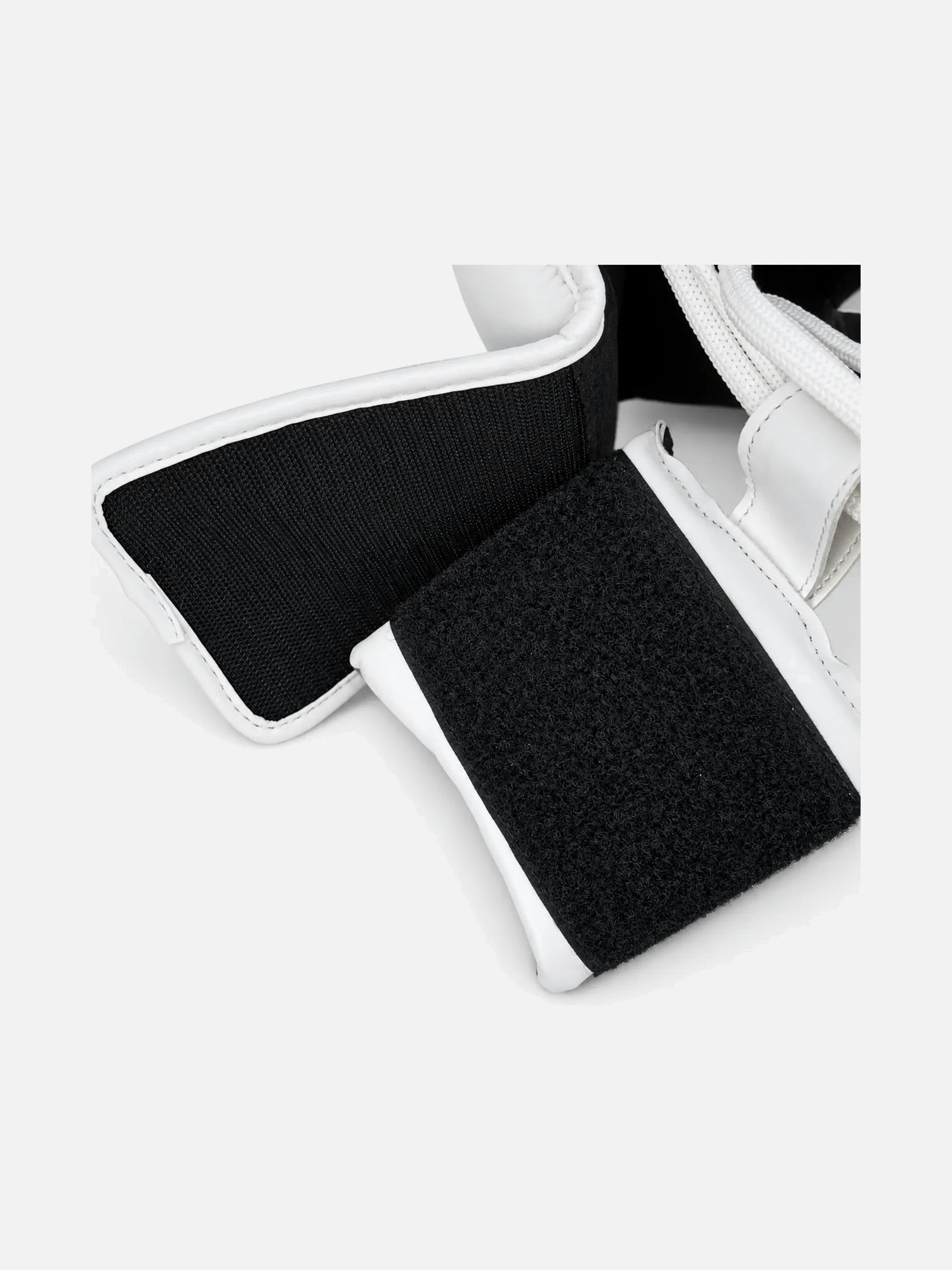 8 WEAPONS Head guard Unlimited 2.0 – White/Black